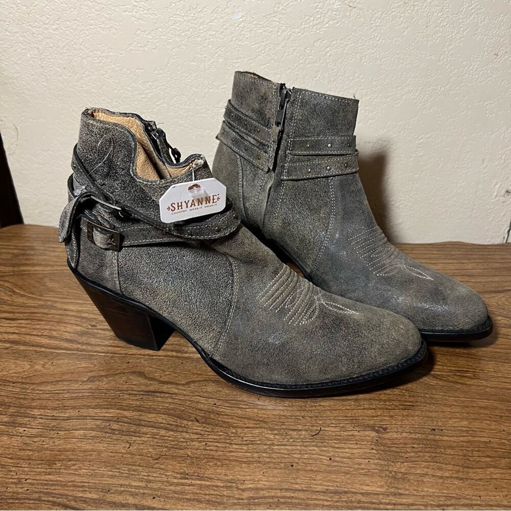 Shyanne gray leather heeled side zip western bootie ankle boots NEW 8